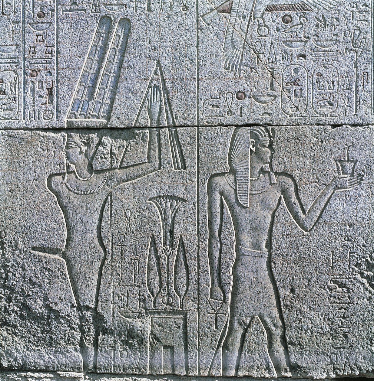 Égypte, Thèbes antique, Louxor, Karnak, relief du dieu Min et Philippe III Arrhidée au Grand Temple d
