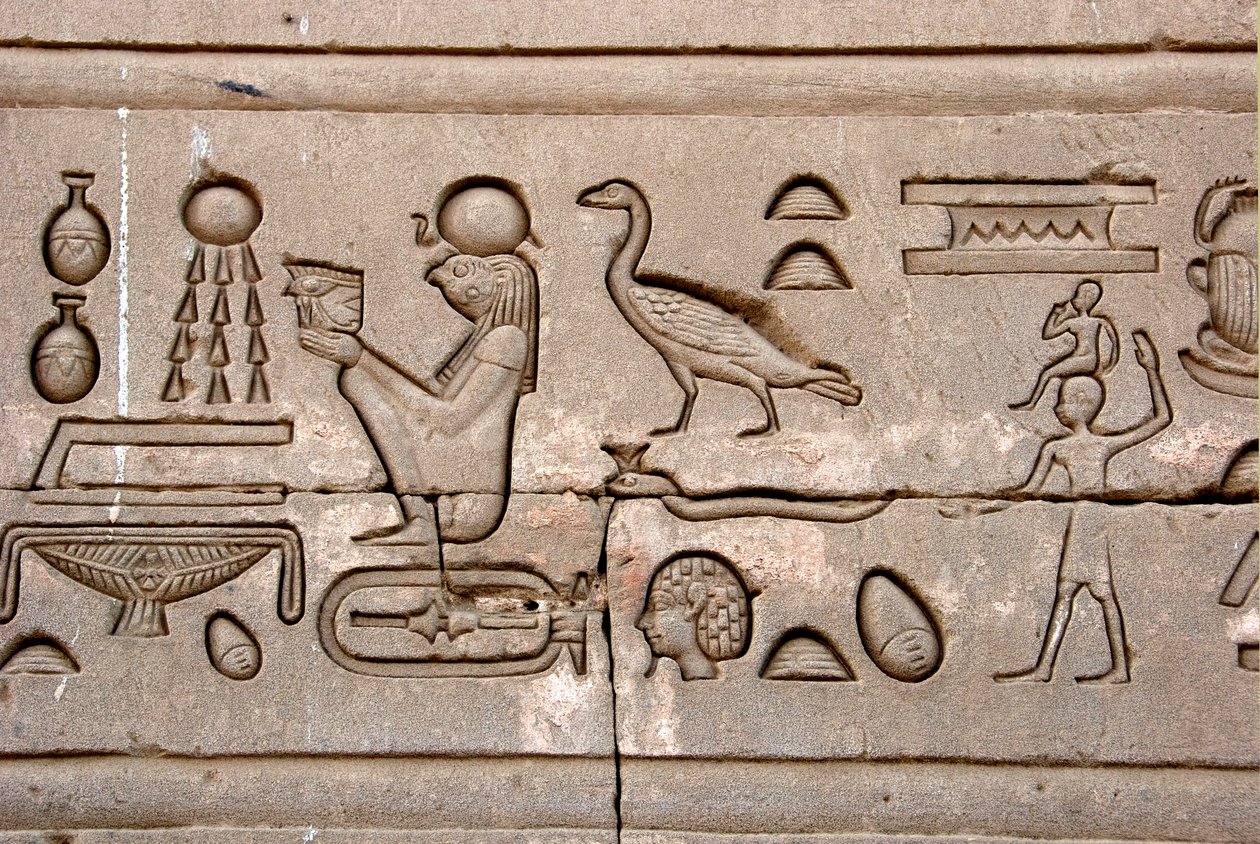 Antiquité égyptienne : hiéroglyphes sur le mur est du temple de Hathor, Denderah, Égypte - Egyptian Ptolemaic Period