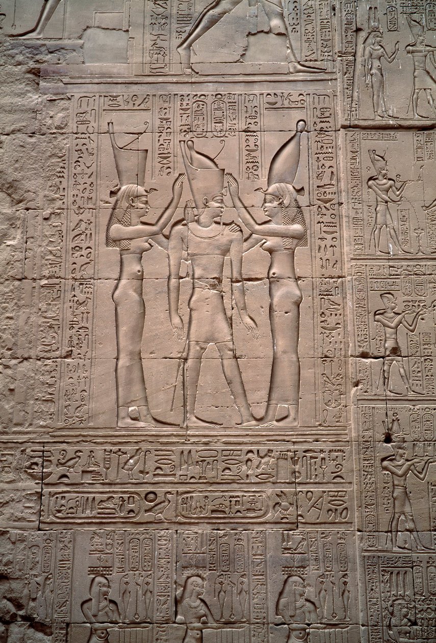 Antiquité égyptienne : bas-relief représentant le couronnement du roi Ptolémée IV. Temple d
