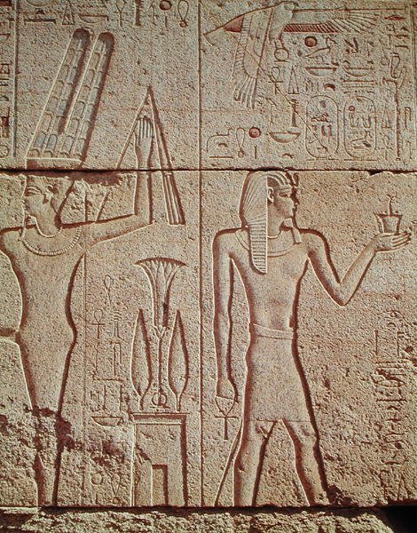 Relief représentant Philippe Arrhidée (323-317 avant J.-C.) tenant un encensoir devant Amon avec le dieu Min à gauche, du Sanctuaire de Philippe Arrhidée, Dynastie Macédonienne - Egyptian Ptolemaic Period