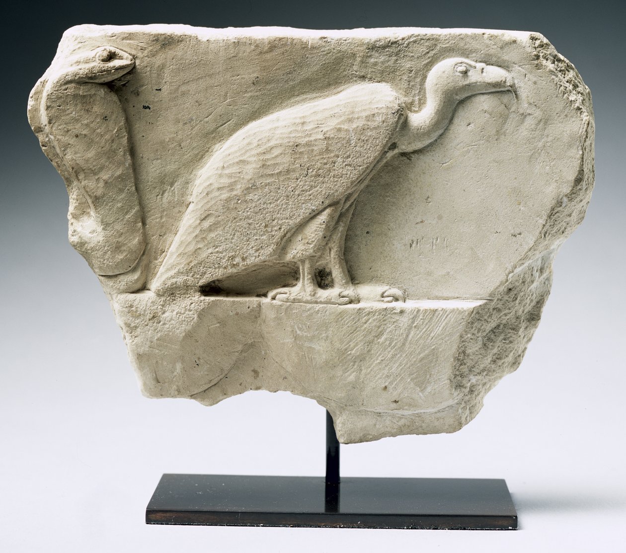 Relief représentant un vautour et un cobra (calcaire) - Egyptian Ptolemaic Period