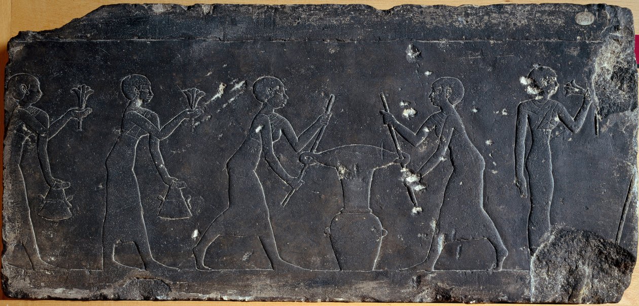 Antiquité égyptienne : plaque calcaire décorée de bas-relief représentant le pressage des fleurs de lotus, VIIIe au VIIe siècle av. J.-C. (relief) - Egyptian School