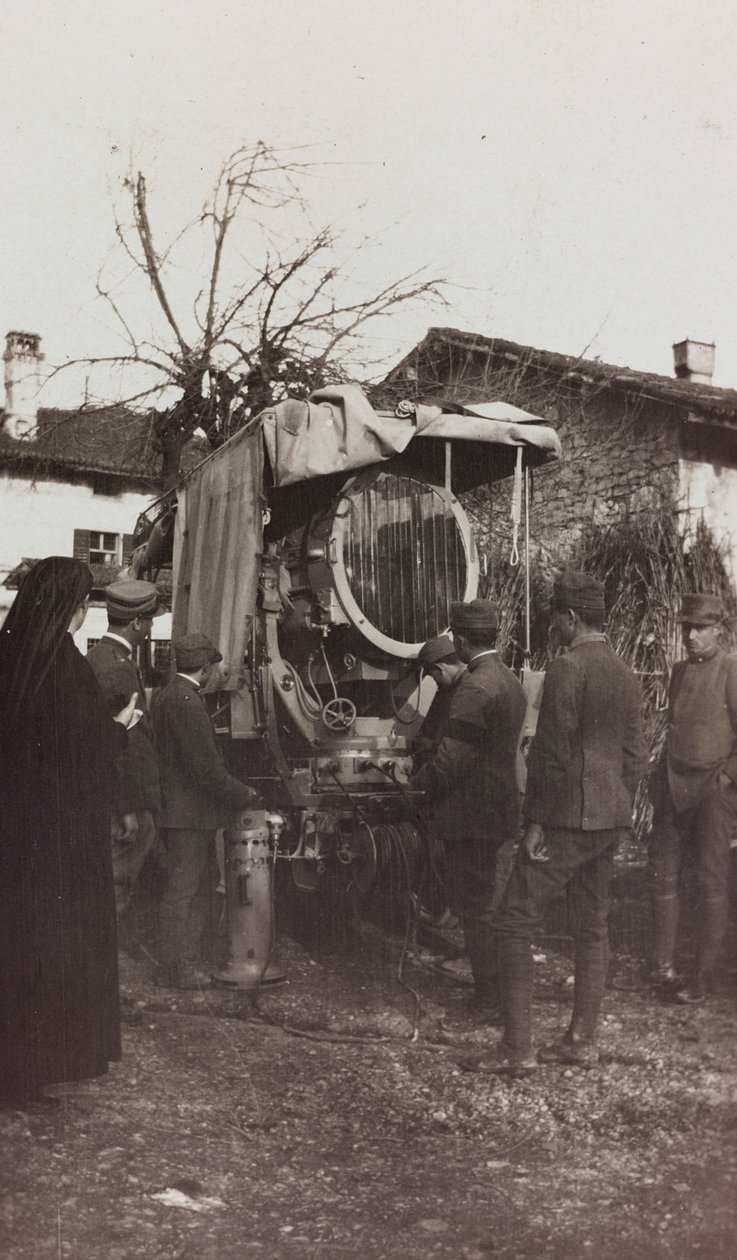 Album de la Première Guerre mondiale en Frioul-Vénétie Julienne : voiture photoélectrique, 01-04/1916 (photo n/b) - Elena Bianconcini