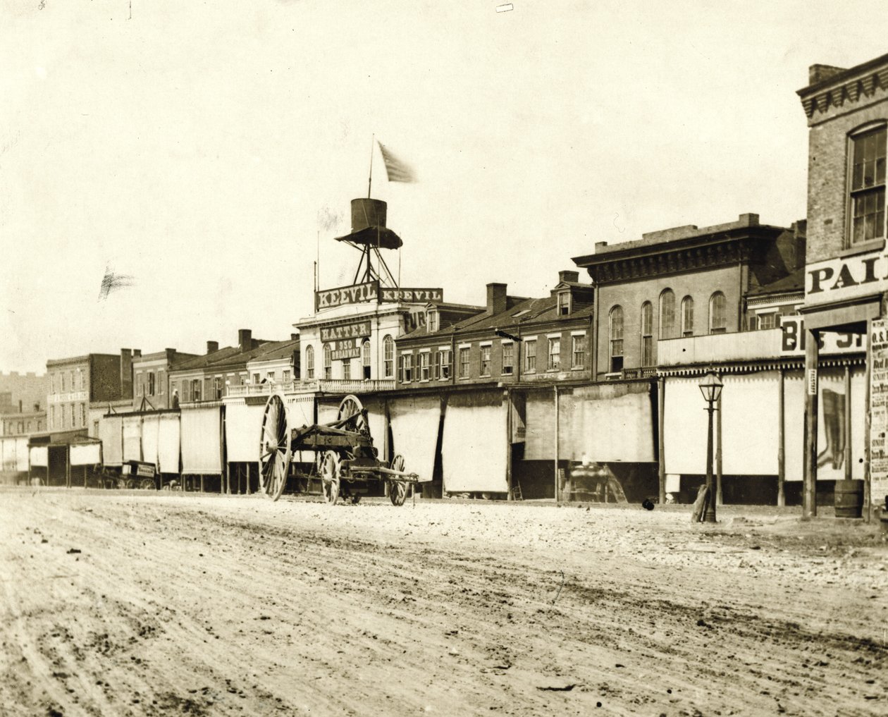 Bâtiments commerciaux le long de Broadway au sud de Carr Street. Keevil Hatter est représenté au 950 Broadway - Emil Boehl