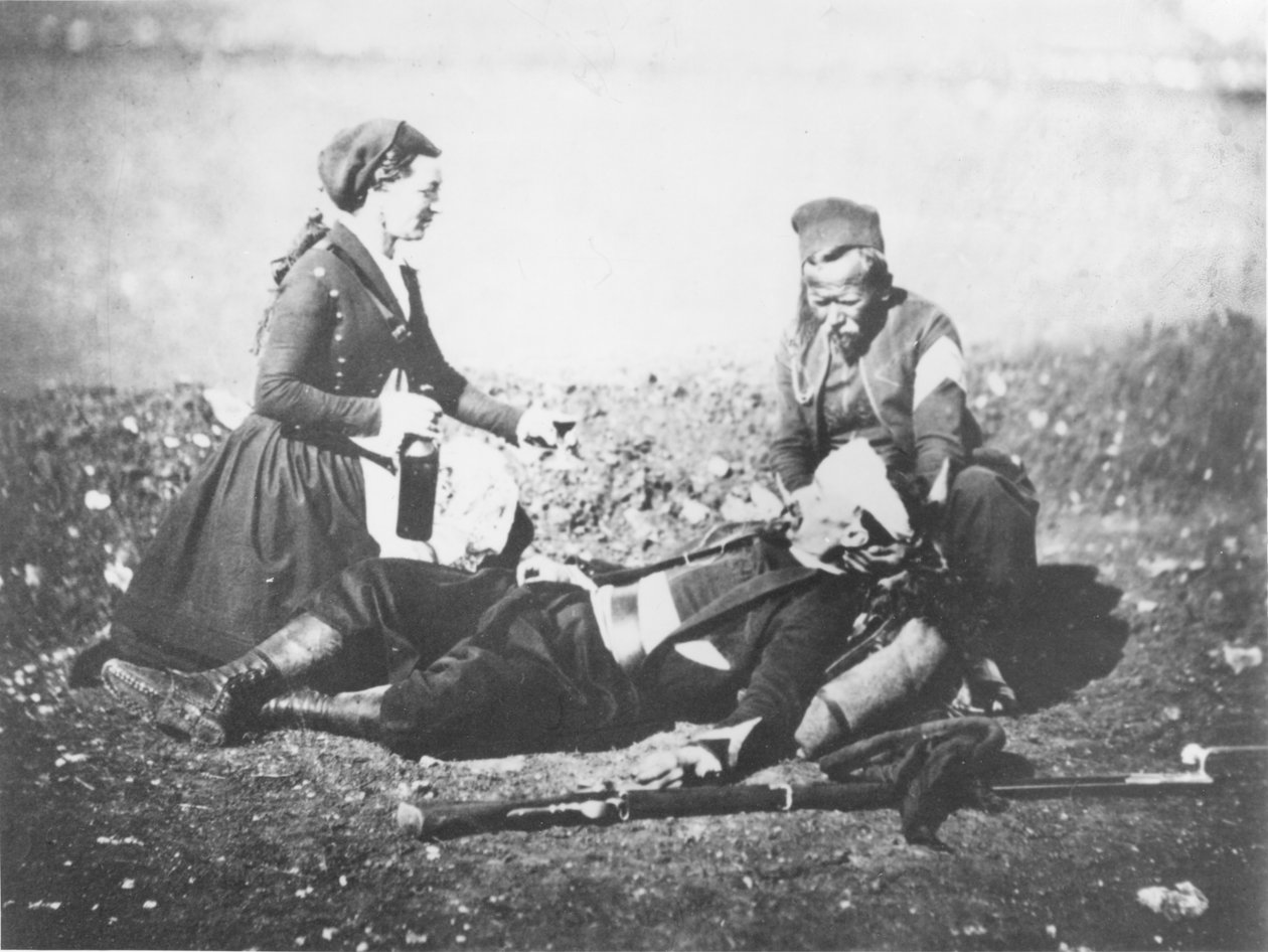 Une infirmière soignant un homme blessé en Crimée, vers 1855 - English Photographer