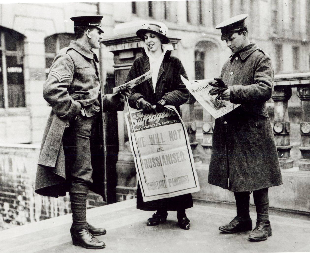 Une suffragette vendant des journaux à deux soldats, vers 1914 - English Photographer