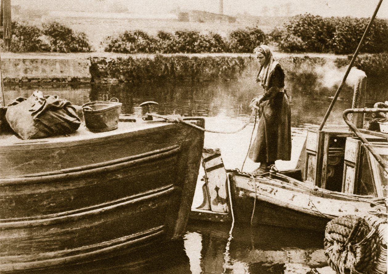 Une femme sécurisant la poupe de sa péniche, Londres - English Photographer