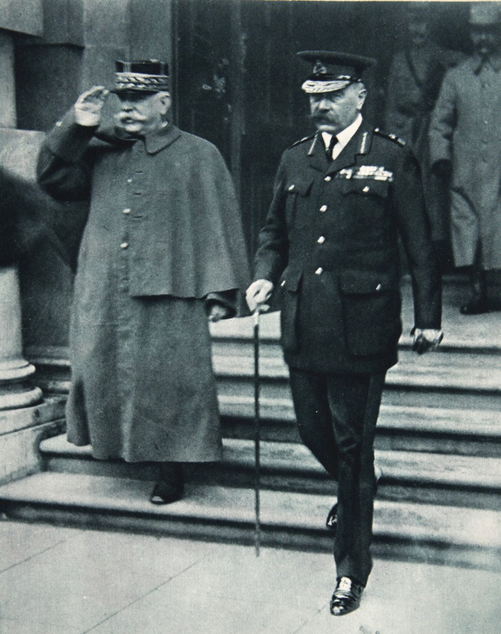 Ministre de la Guerre britannique et Généralissime français : Lord Kitchener et le Général Joffre, de The Illustrated War News, 1916 - English Photographer