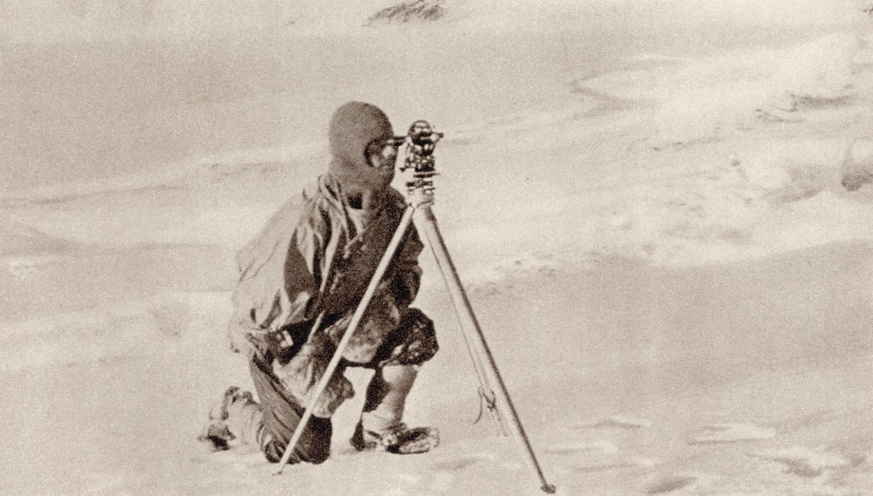 Le capitaine Evans observant avec le théodolite utilisé par le capitaine Scott pour fixer la position du pôle Sud, de 