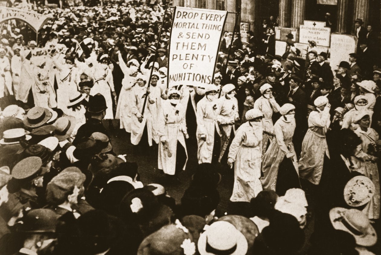 Encouragés par le secrétaire à la guerre : munitionnaires dans la procession, de The Illustrated War News, 26 juillet 1916 - English Photographer