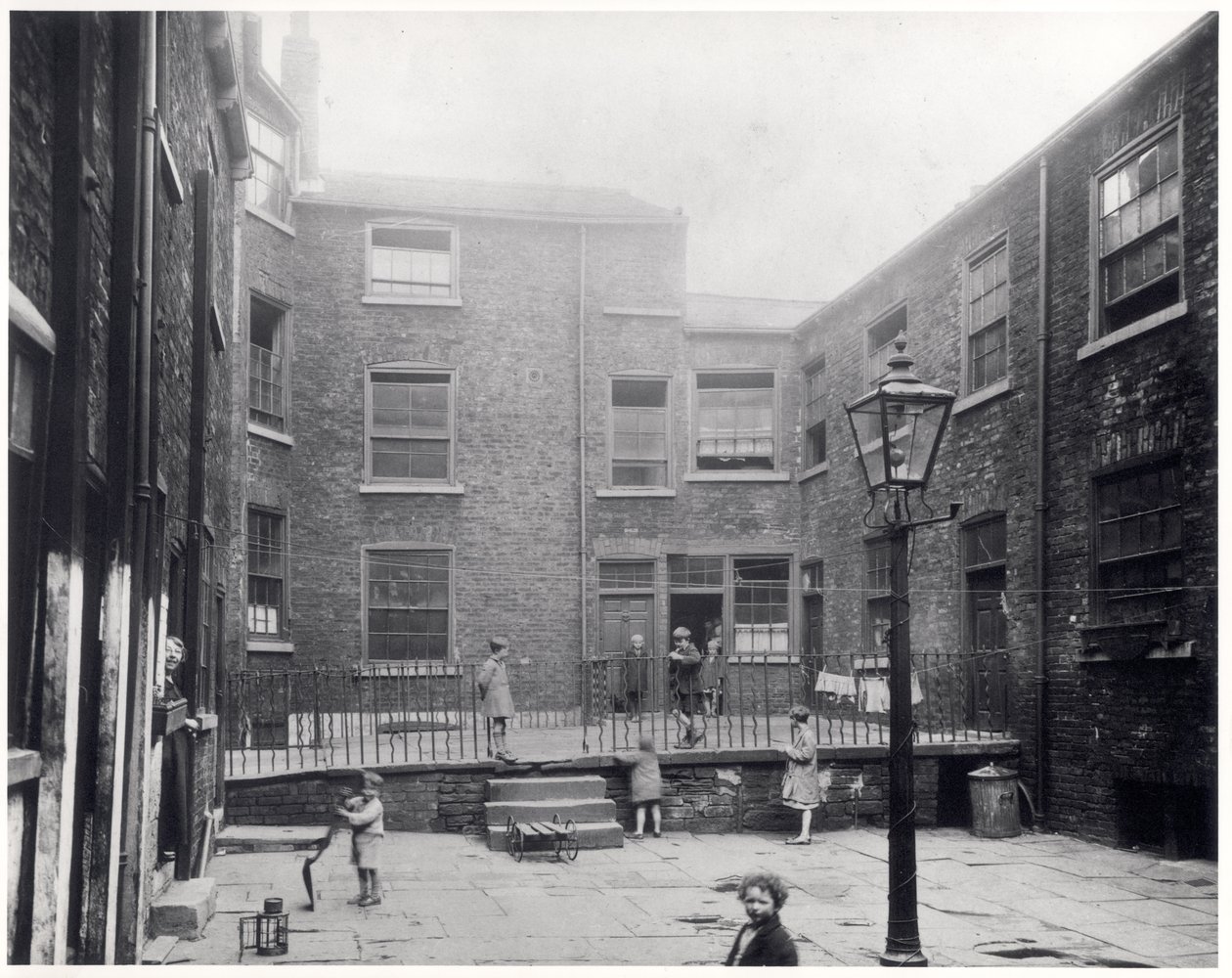 Enfants jouant à Hirst Square, Leeds, avant sa démolition pour faire place au nouveau Civic Hall, 29 juillet 1930 - English Photographer