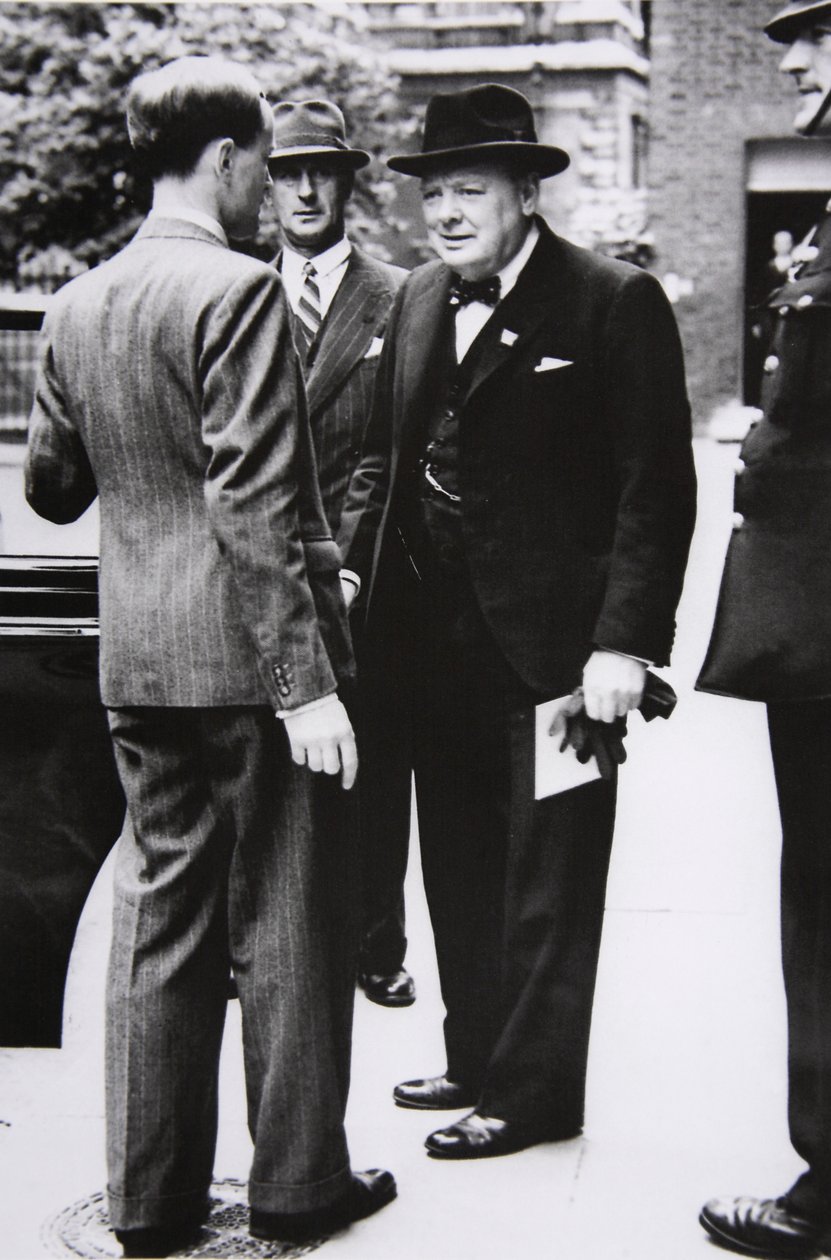 Churchill quitte Downing Street pour Buckingham Palace, pour apporter une lettre du président américain au roi George VI, 1941 - English Photographer