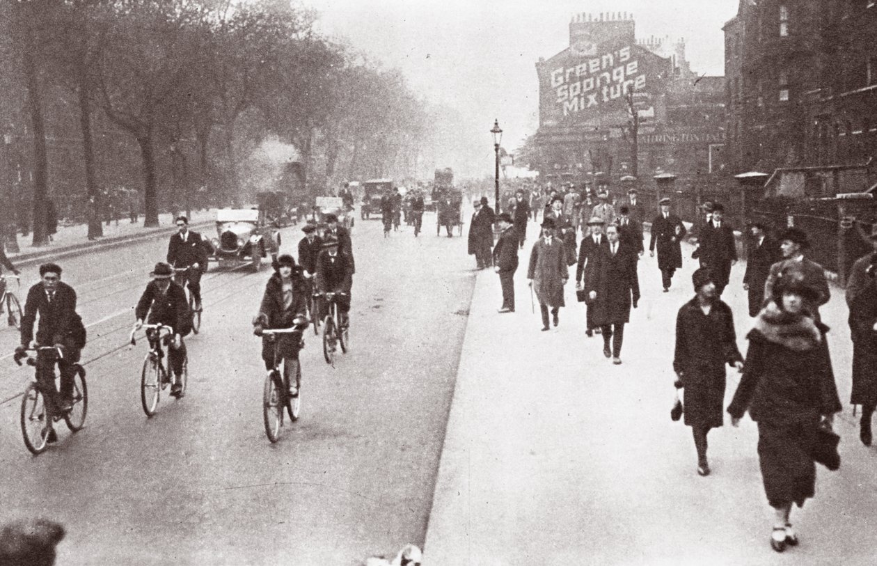 Les travailleurs de la ville marchent vers le bureau, mai 1926 - English Photographer