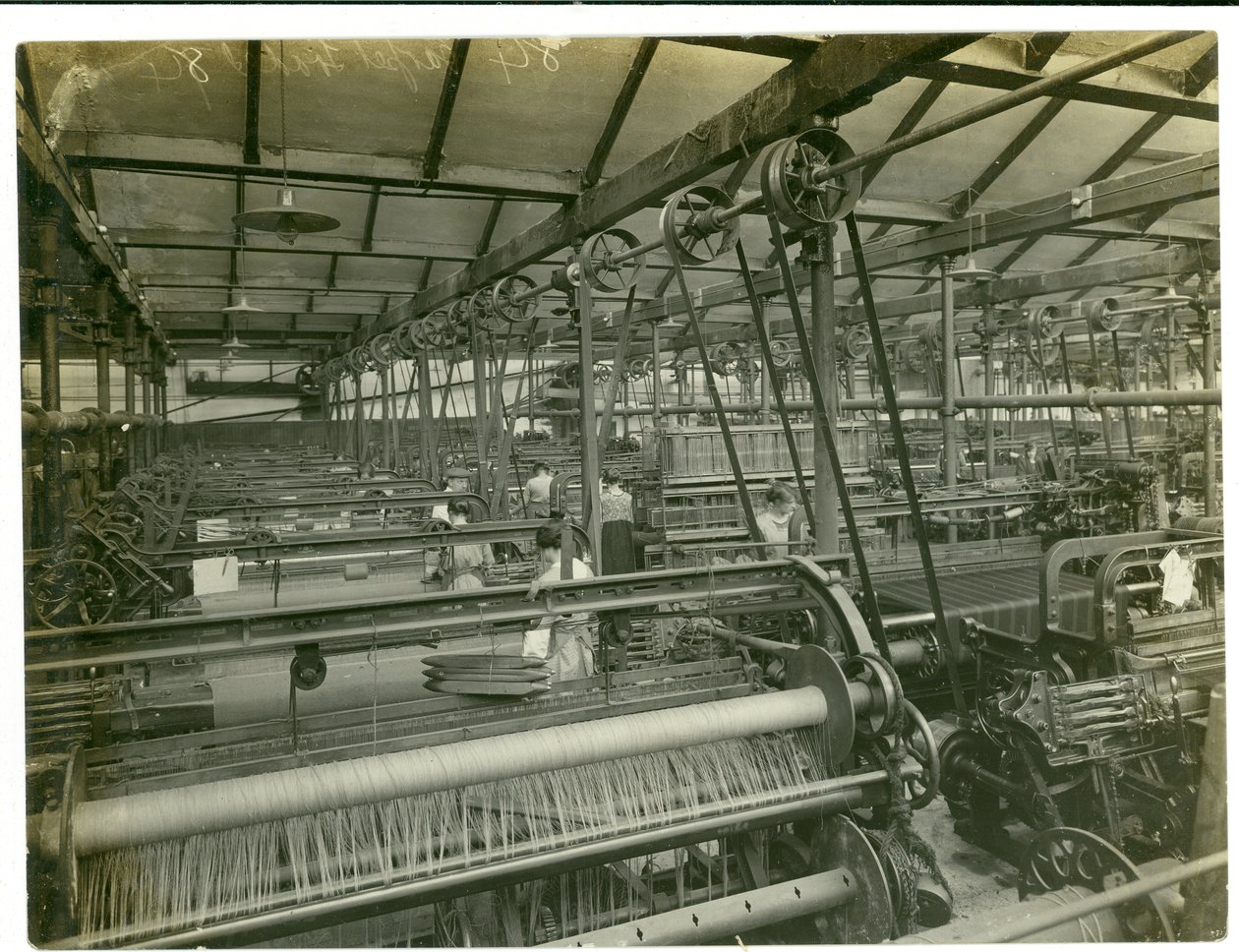 Salle de tissage de tissu, Long Meadow mill, 1923 - English Photographer