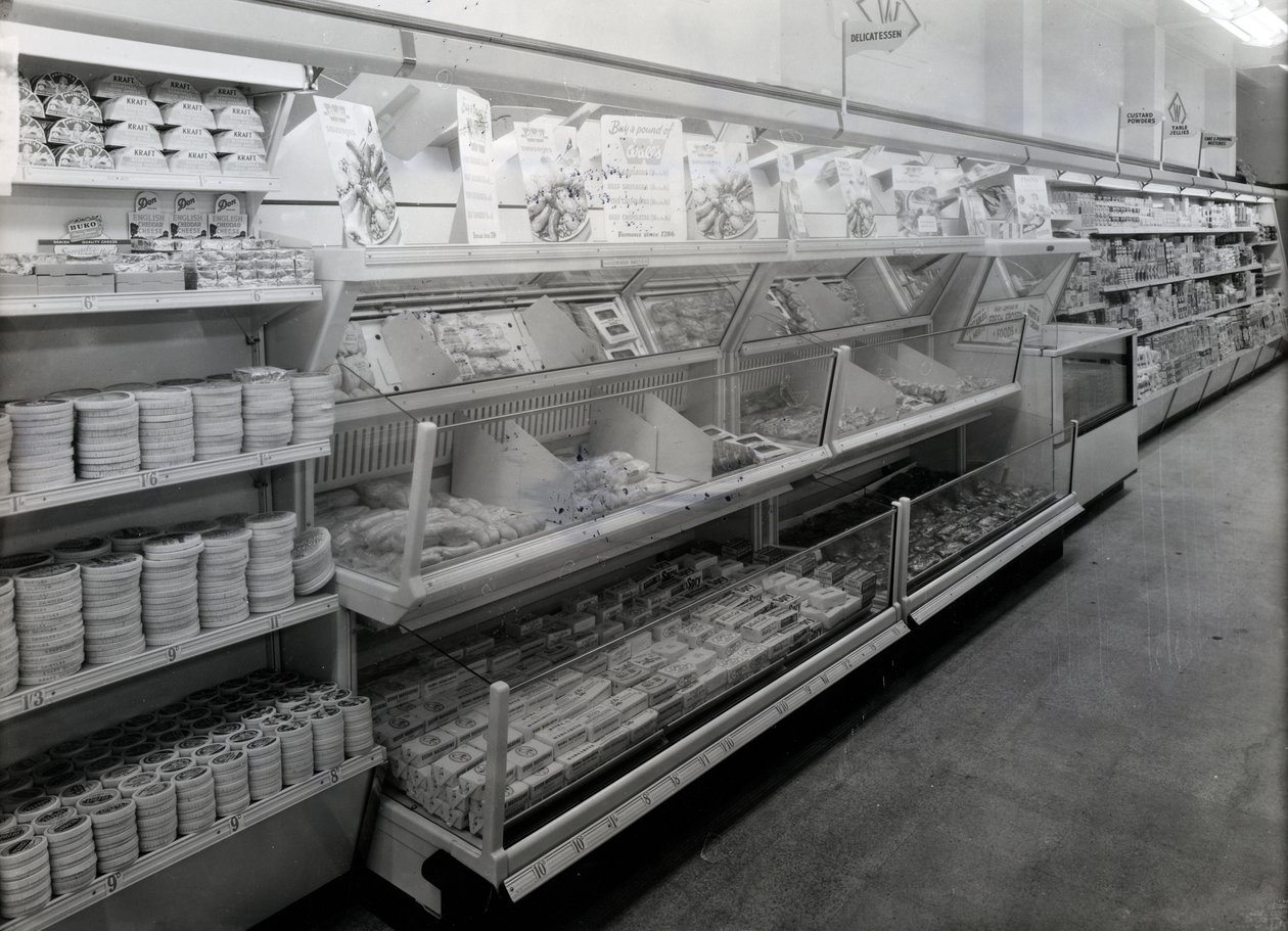 Rayon de charcuterie, magasin Woolworths, 1956 - English Photographer