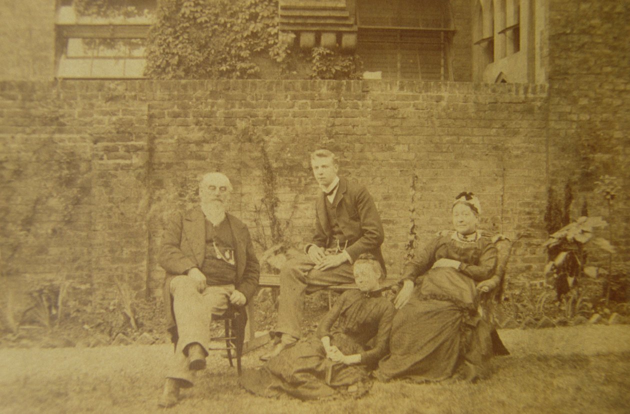 Dr. William R. Woodman (1828-91) avec sa famille à leur domicile londonien, c.1887 - English Photographer