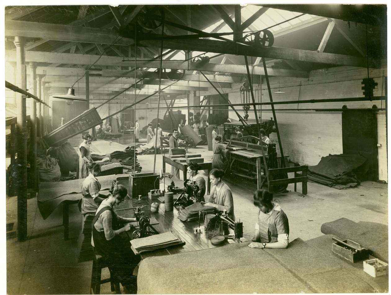 Département de finition de feutre, Long Meadow mill, 1923 - English Photographer
