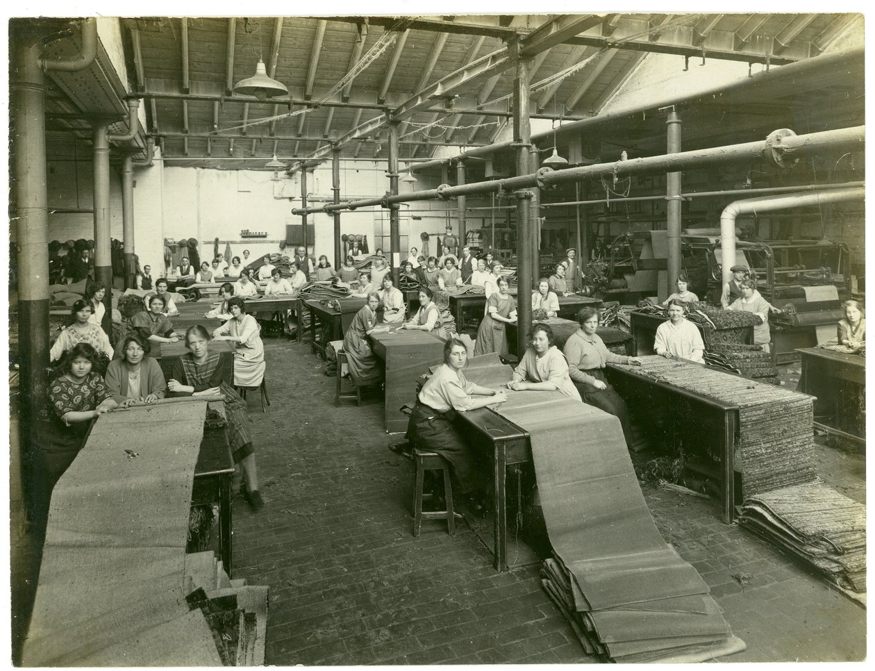 Salle de finition, usine de tapis, 1923 - English Photographer