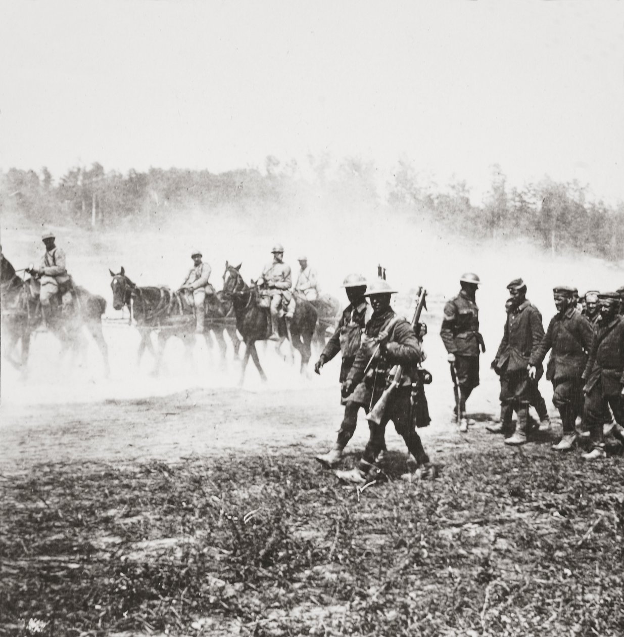 Les 75 français retournant au Chemin des Dames passent devant des prisonniers capturés lors de notre offensive près de St Quentin - English Photographer