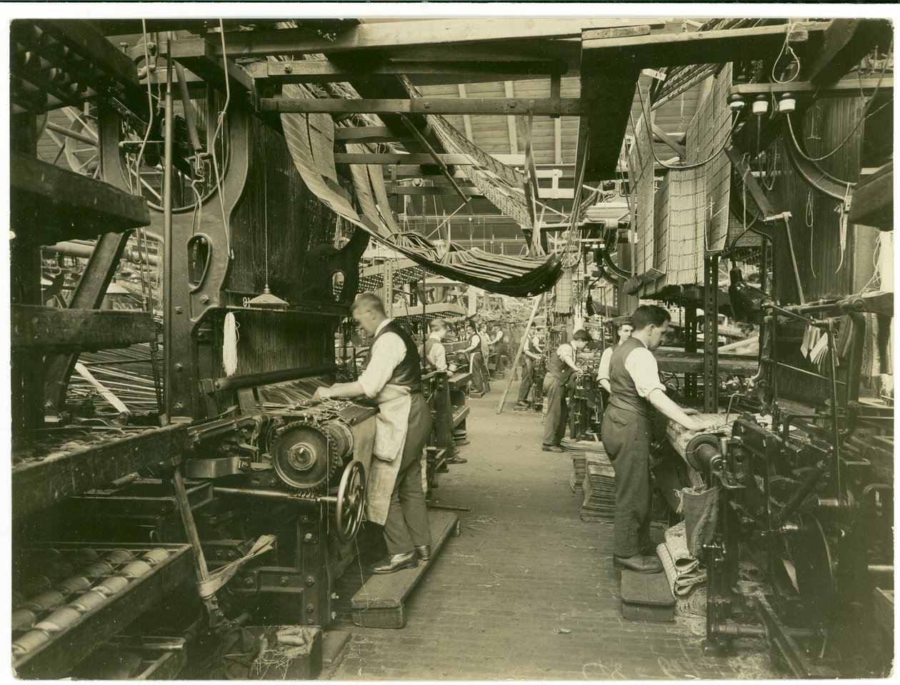 Tisserands Jacquard, Carpet Trade, 1923 - English Photographer