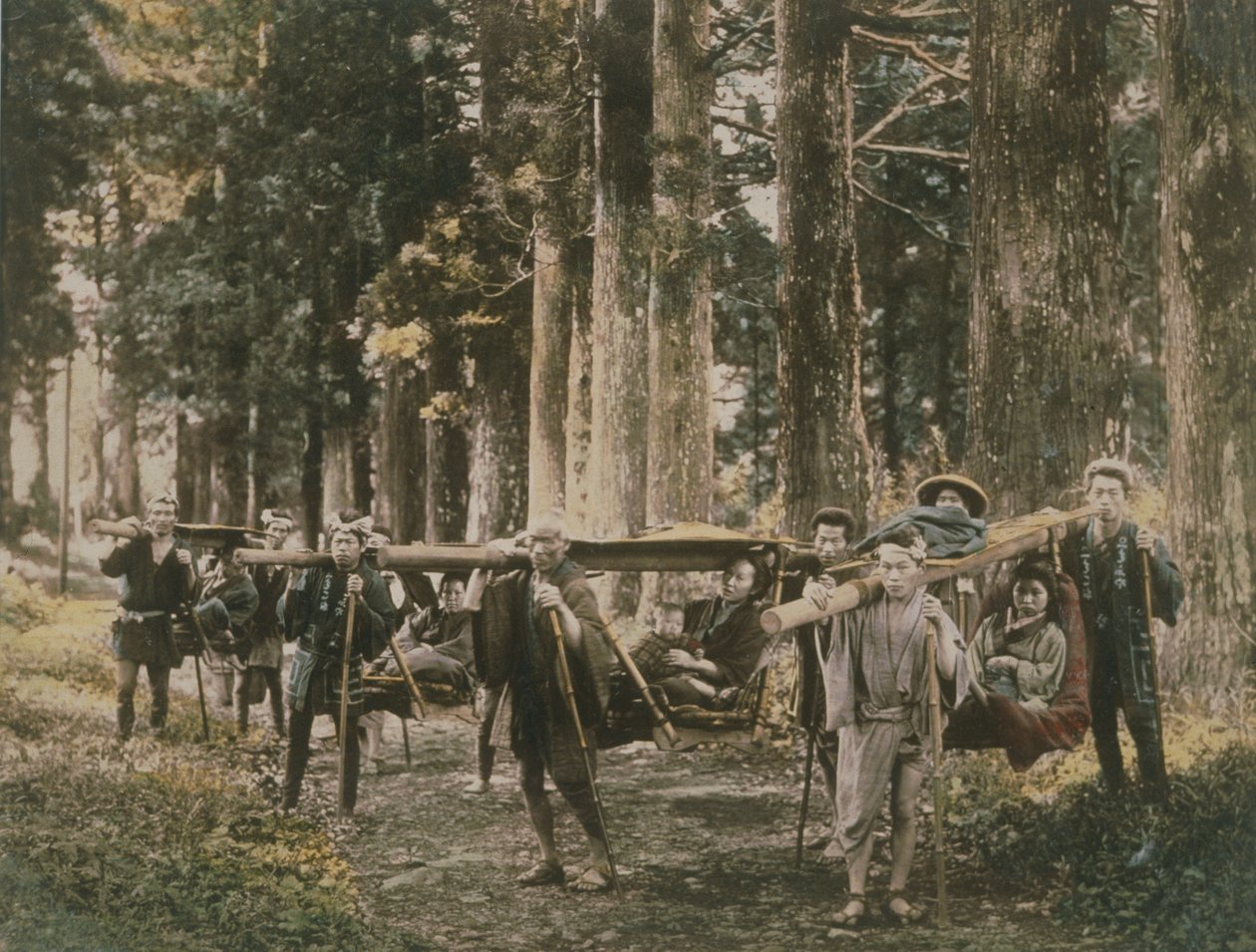Famille japonaise transportée en litières, vers 1880 (tirage albuminé colorié à la main) - English Photographer