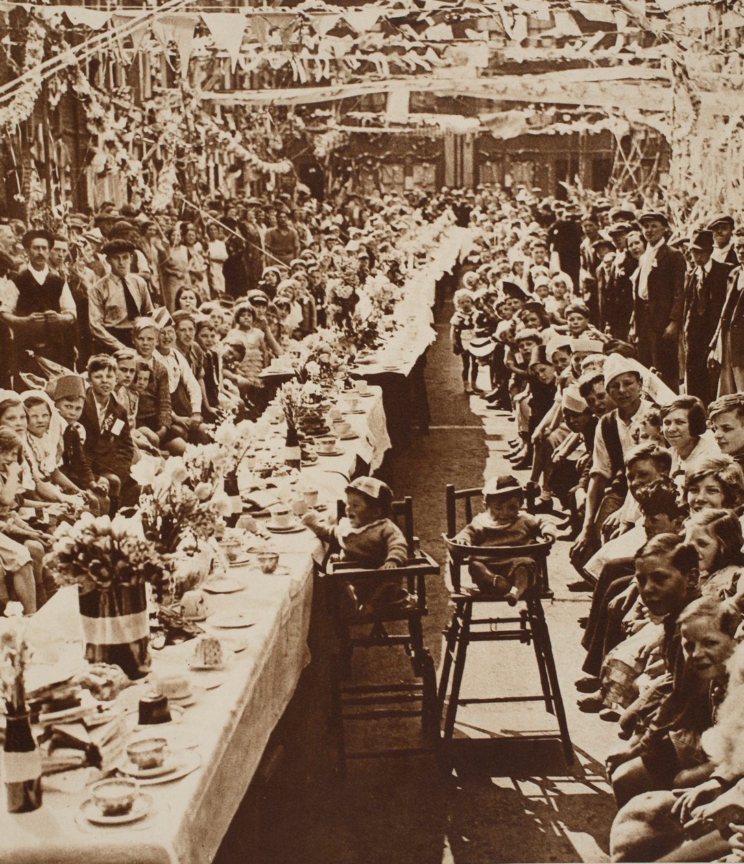 Fête du thé du jubilé pour les enfants à Orville Road, Battersea, 1935 - English Photographer