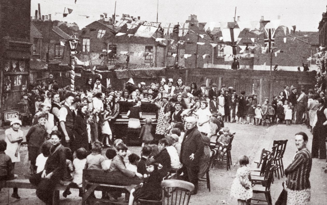 Fête de rue pour le jubilé, 1935 - English Photographer