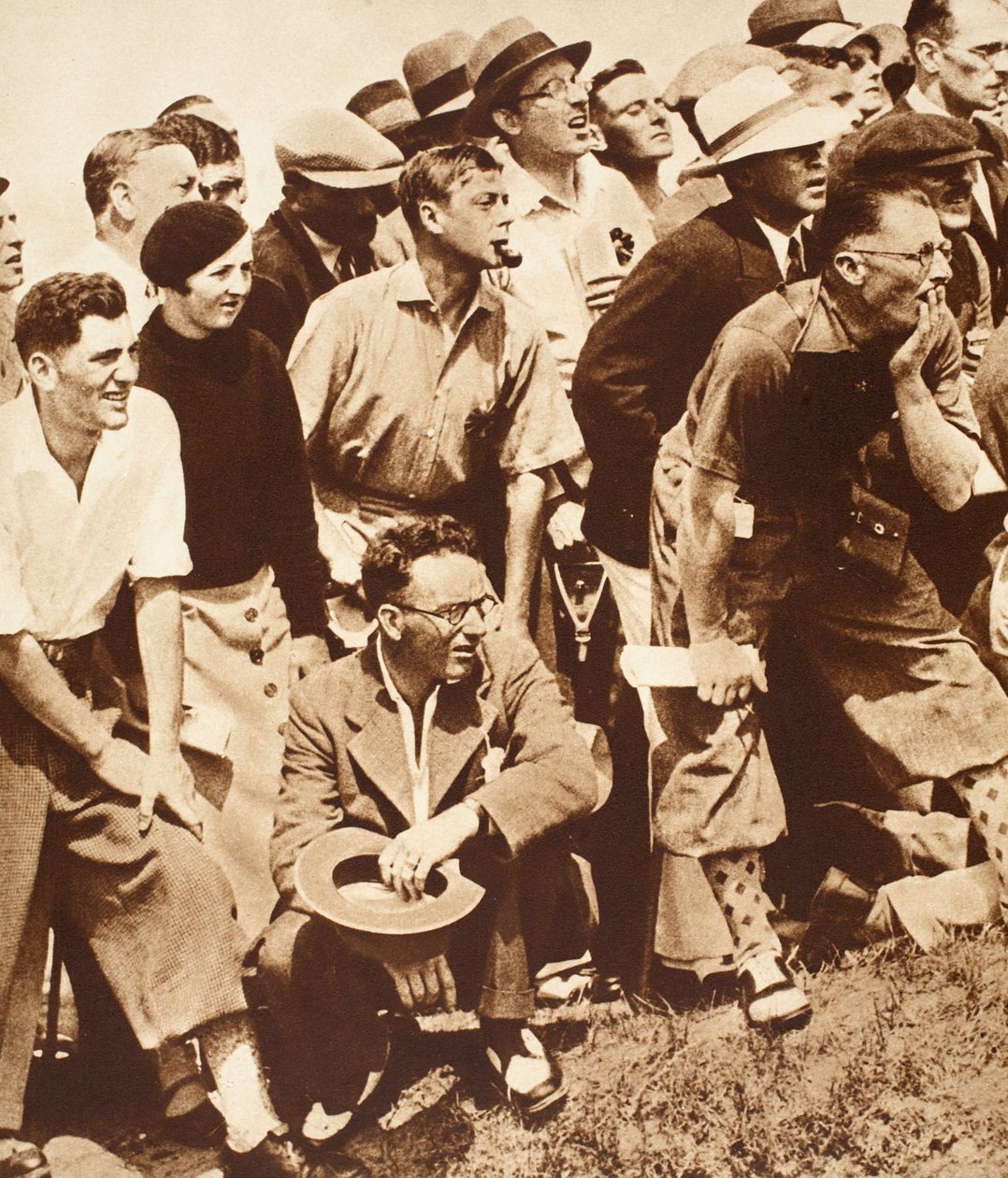 Le roi Édouard VIII et des amis regardant le golf aux championnats ouverts, St. Andrews, années 1930 - English Photographer