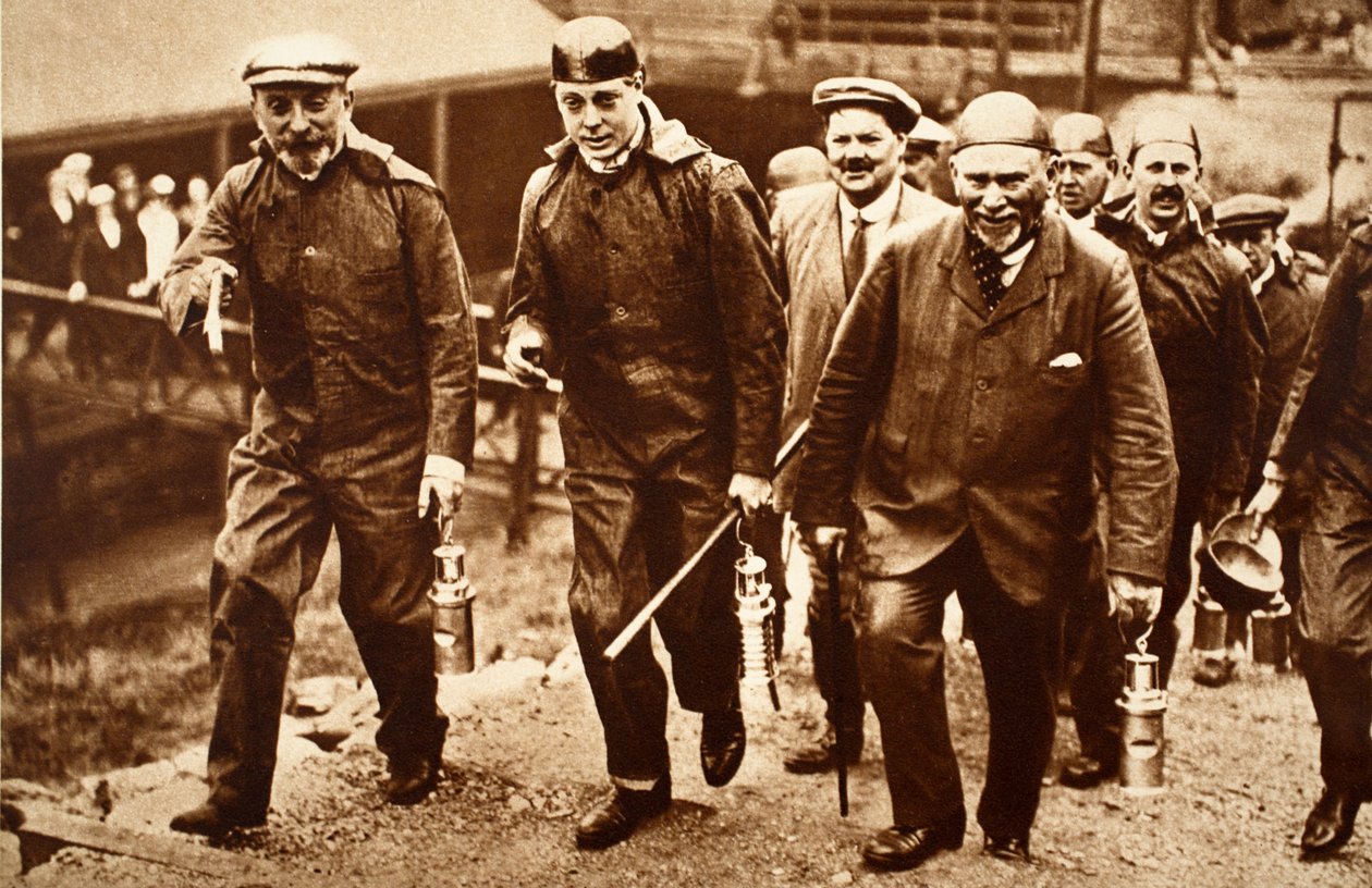 Le roi Édouard VIII et les mineurs descendant dans la fosse de Cwmner, Cardiff - English Photographer