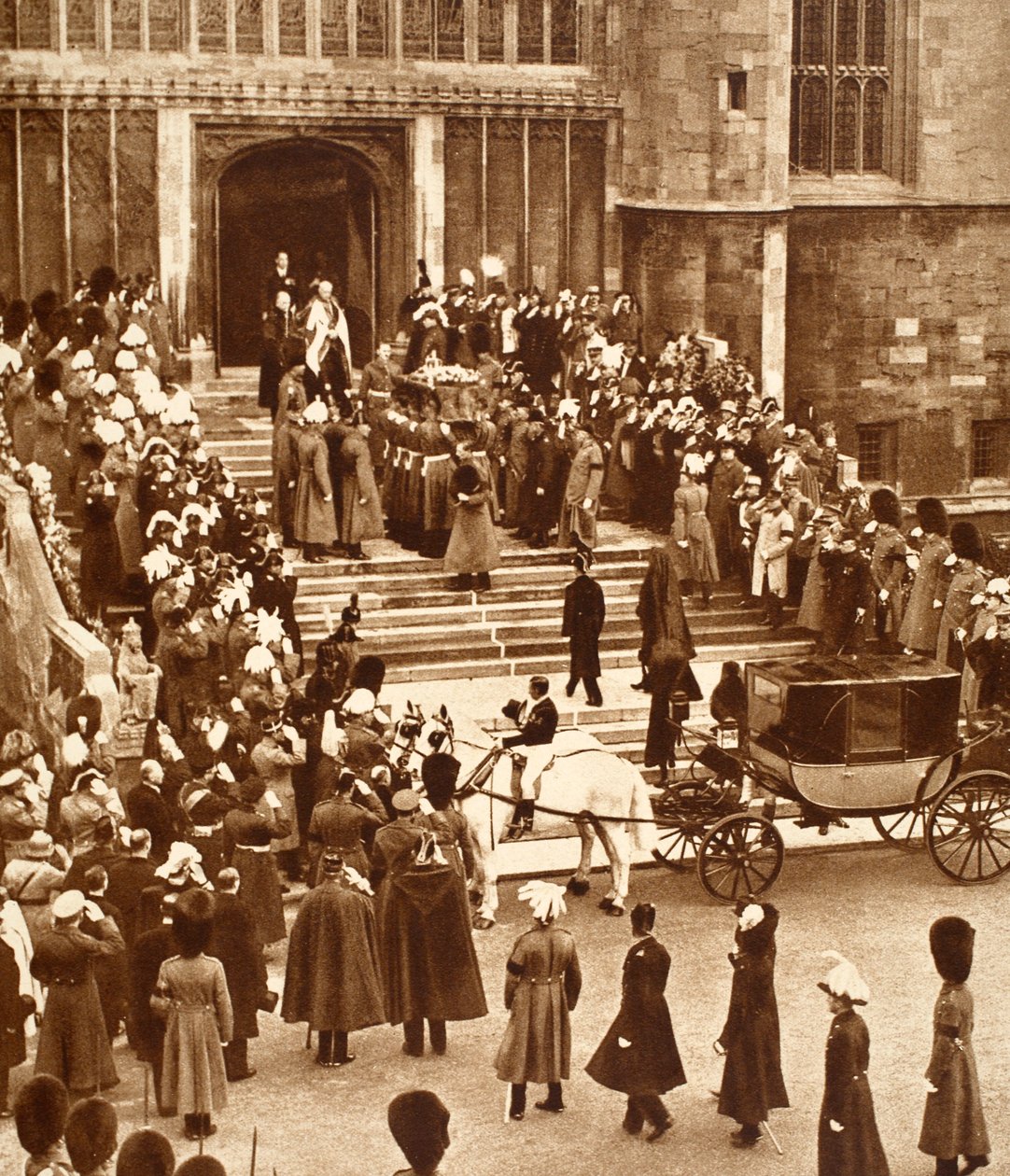 Le roi George mis au repos, avec le roi Édouard VIII et la reine Mary montant les marches de la chapelle, 1936 - English Photographer