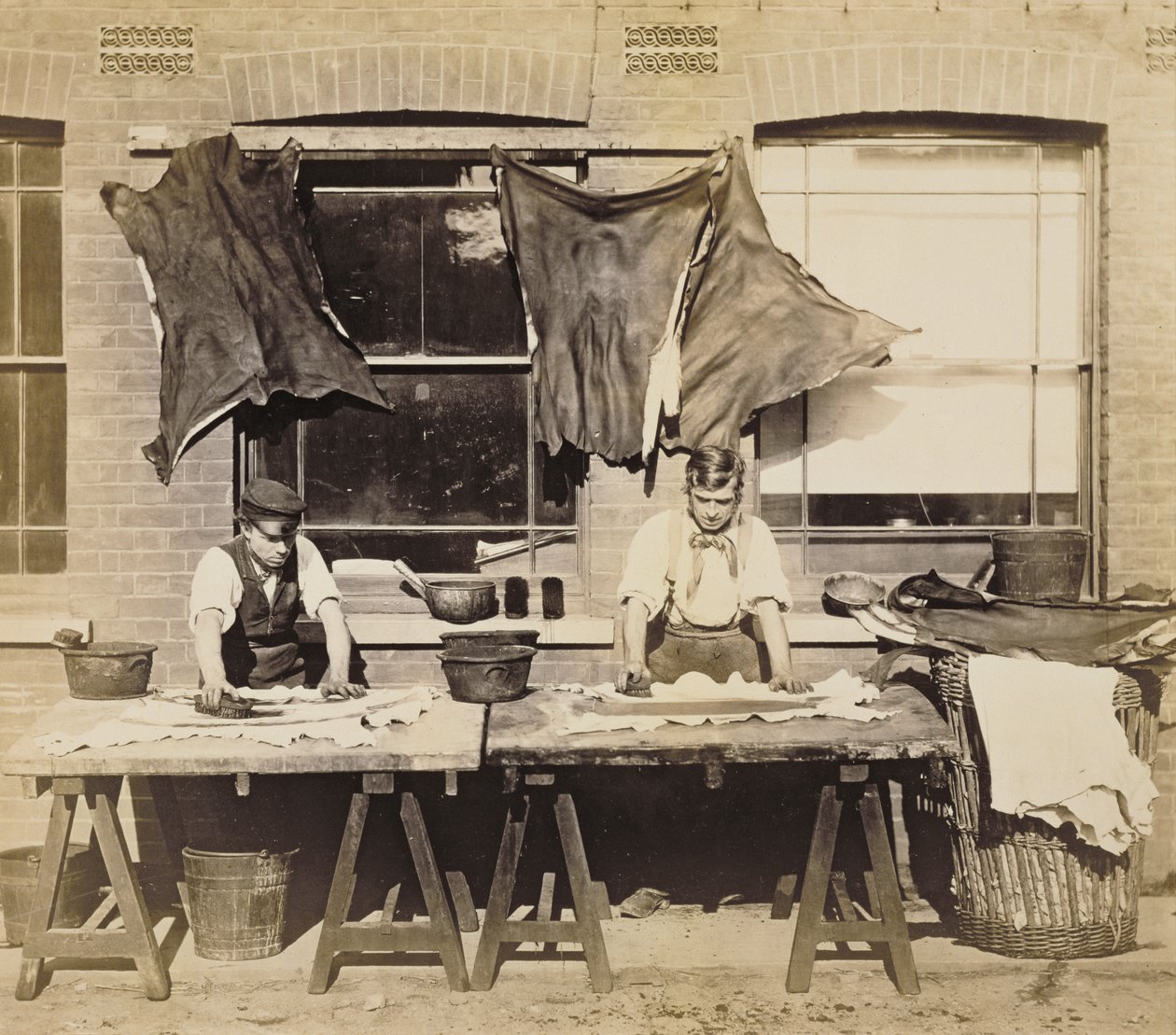 Teinture du cuir pour la fabrication de gants, Bevington and Sons, 1861-62 - English Photographer