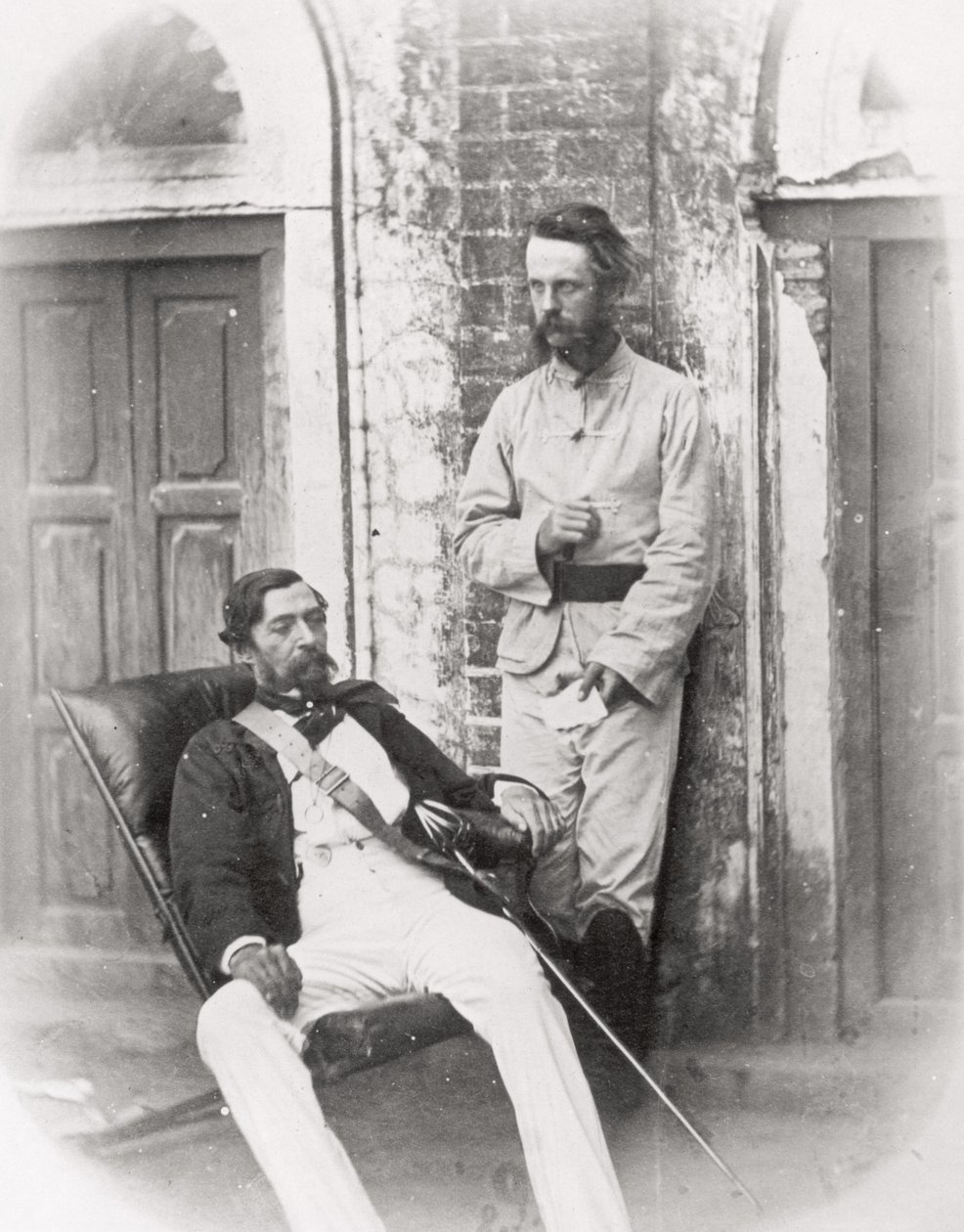Sir Robert Napier (1810-90) (assis) et son ADC, Major E.H. Greathead, Lucknow, 1857 - English Photographer