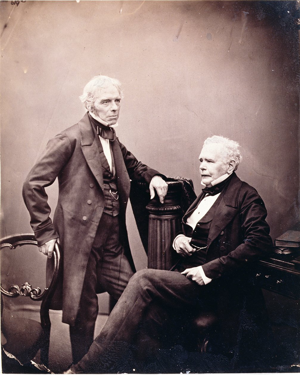 Michael Faraday (1791-1867) et William Thomas Brande (1788-1866) (assis) années 1850-1860 (tirage albuminé) - English Photographer