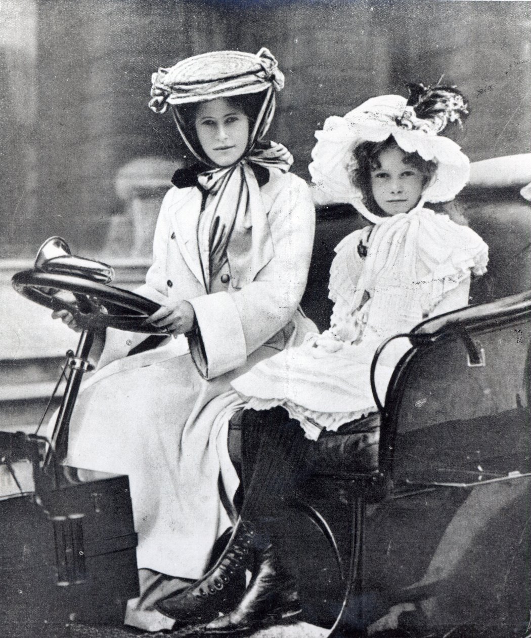Millicent, duchesse de Sutherland et sa fille à la première réunion du Ladies Automobile Club, 1903 - English Photographer