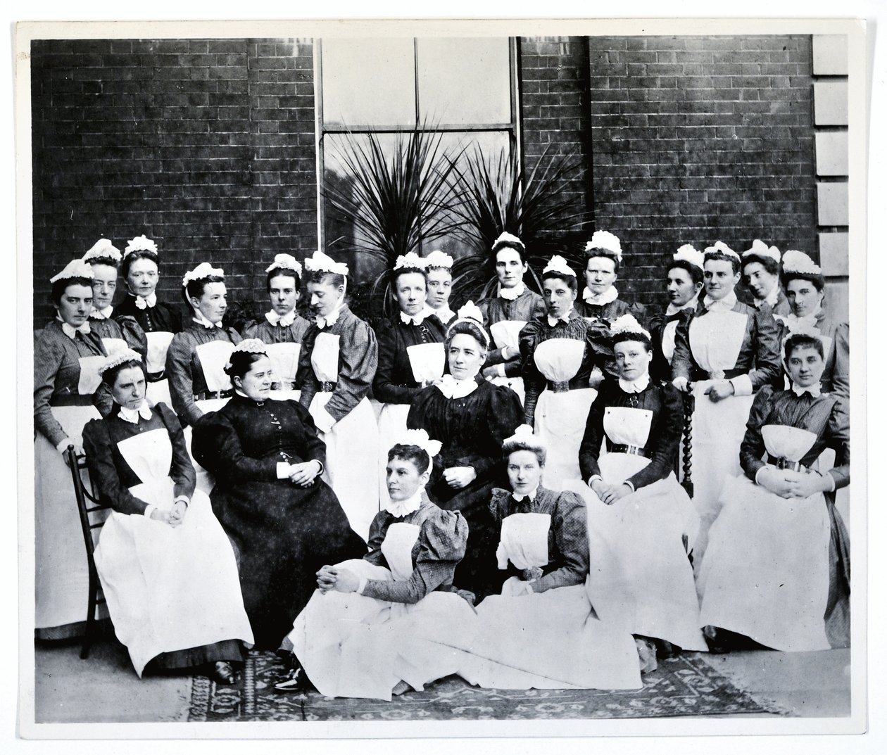 Mlle Gordon, Mlle Crossland et vingt infirmières et sœurs - English Photographer