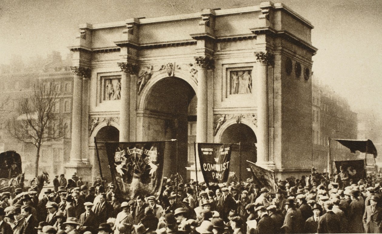 Police montée escortant une procession de communistes passant par Marble Arch - English Photographer