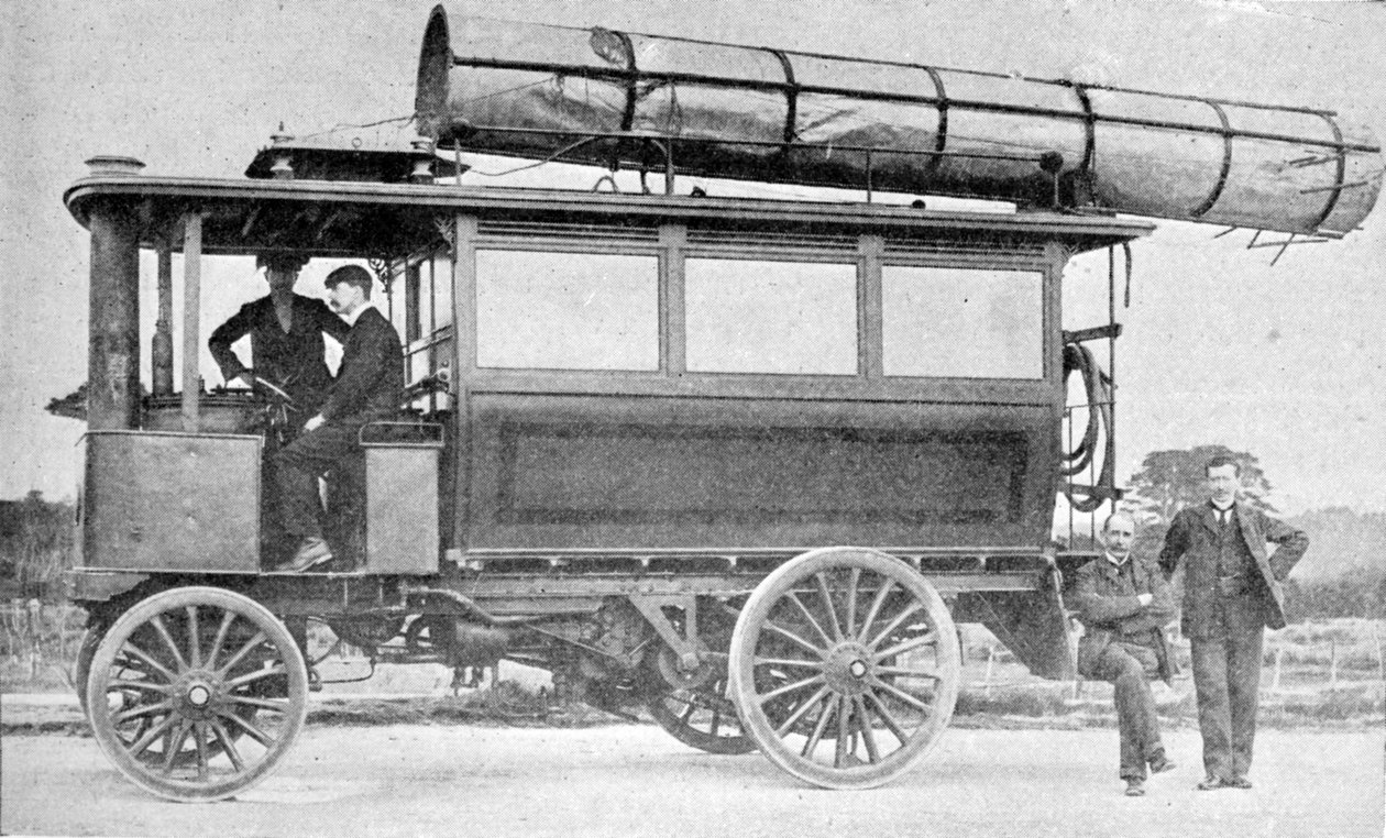 La voiture à moteur de M. Marconi, équipée d