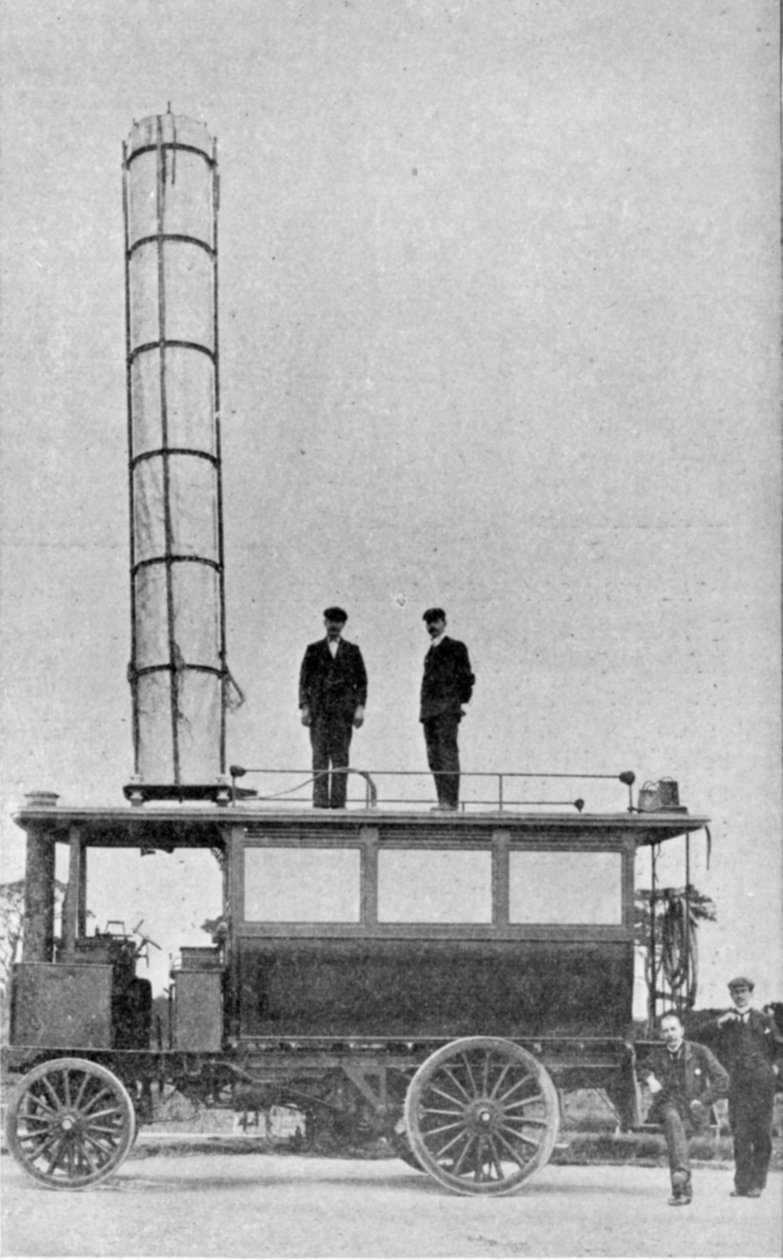 La voiture à moteur de M. Marconi, équipée de l