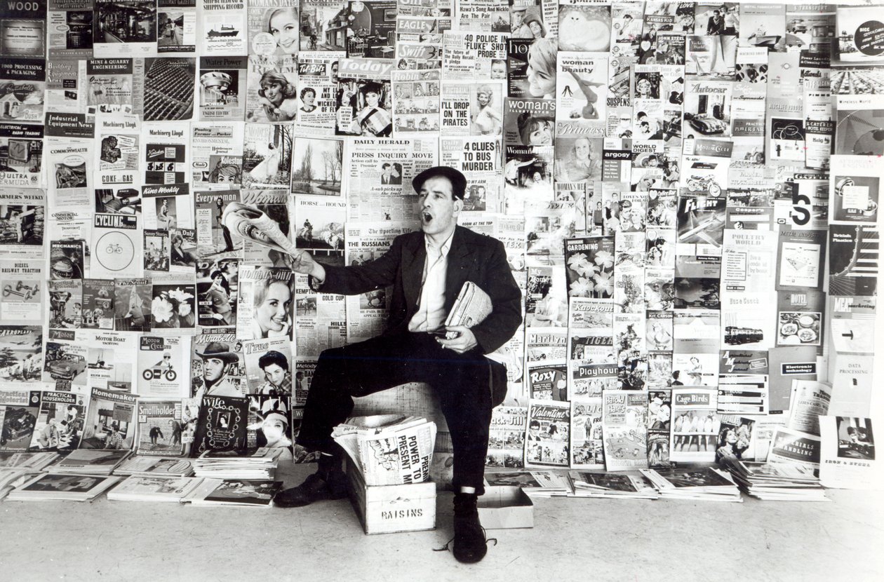Vendeur de journaux, vers 1960 - English Photographer