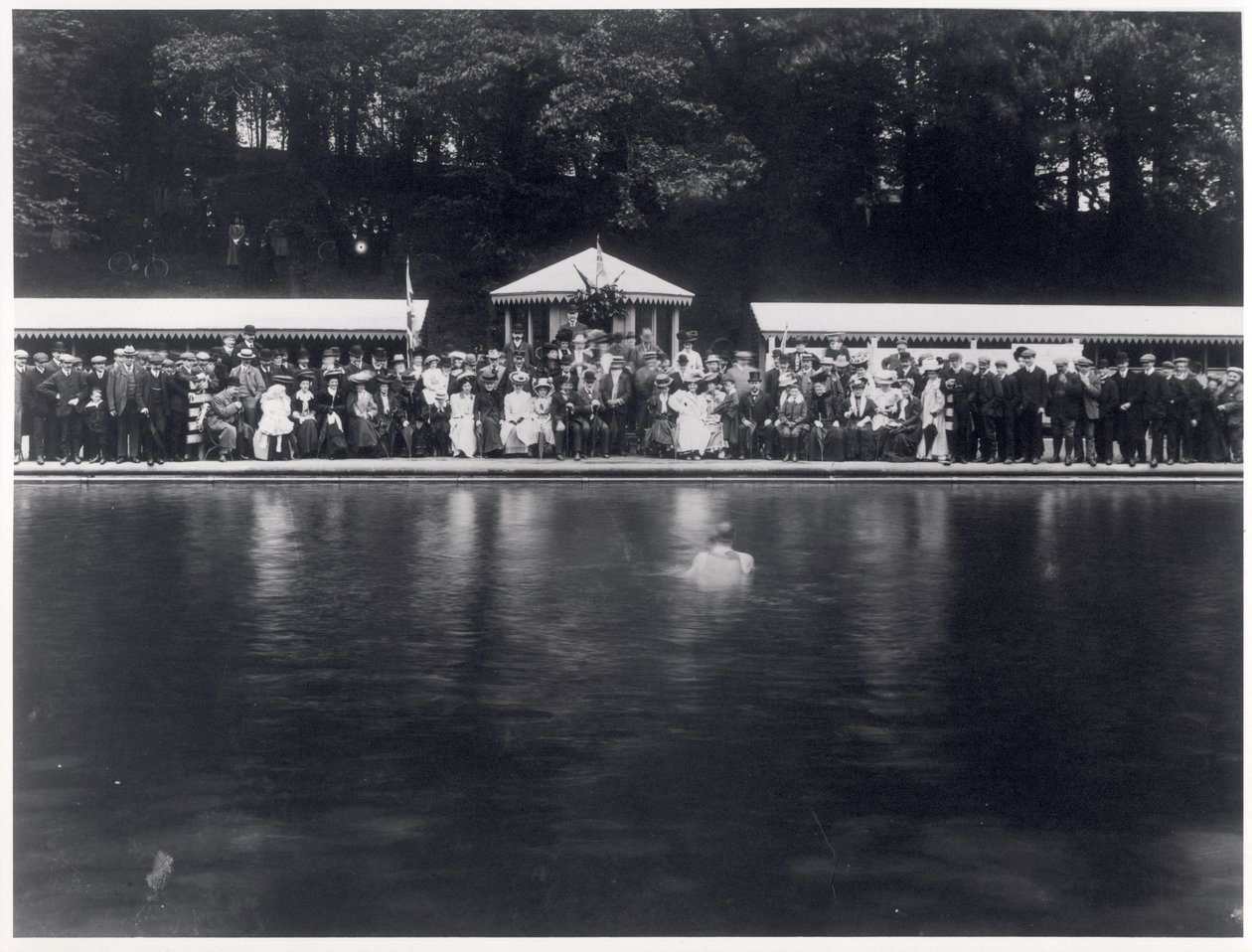 Ouverture officielle de la piscine en plein air de Roundhay Park, Leeds, 29 juillet 1907 - English Photographer