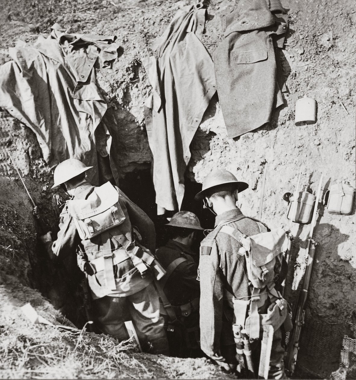 Nos troupes utilisent un abri Jerry capturé lors de la grande avancée alliée à Bayaume, août 1918 - English Photographer