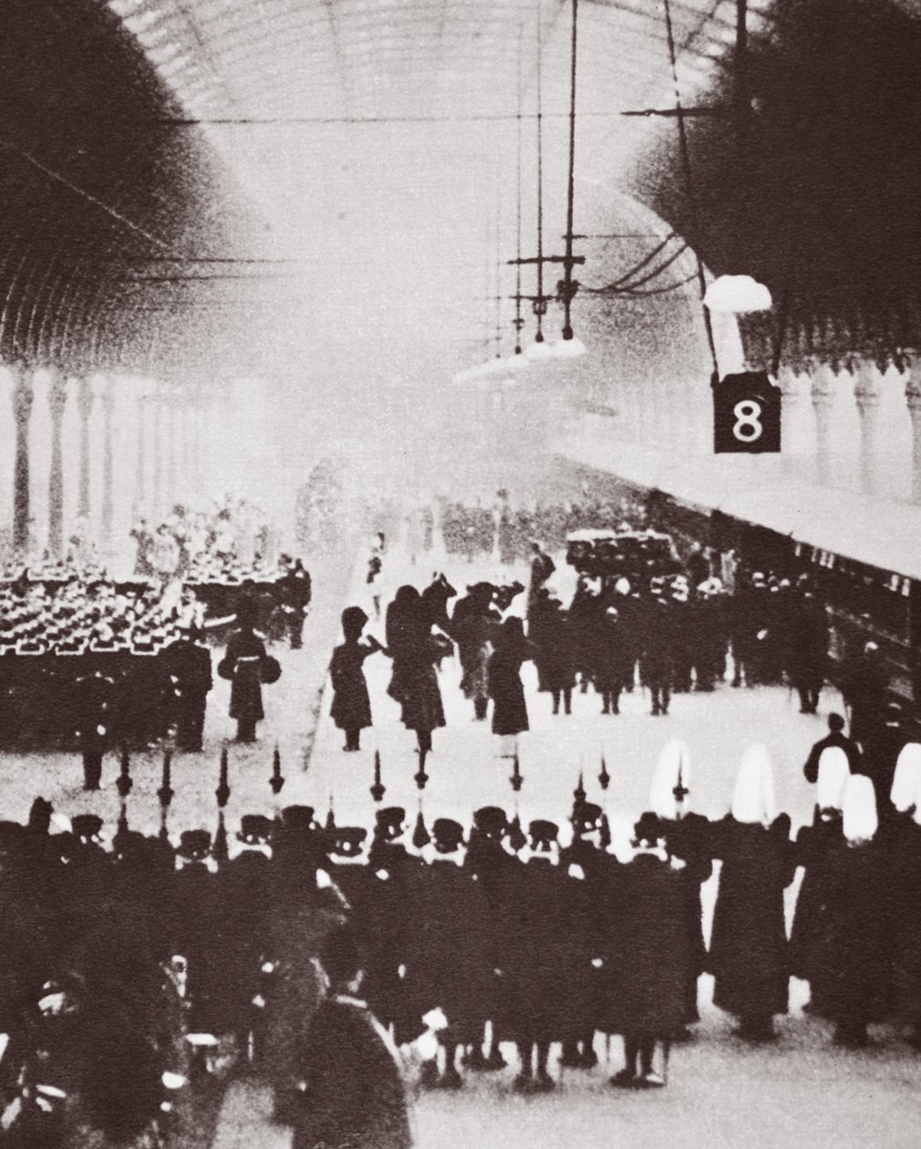 Gare de Paddington, le corps de George V en route vers sa dernière demeure à Windsor, 1936 - English Photographer