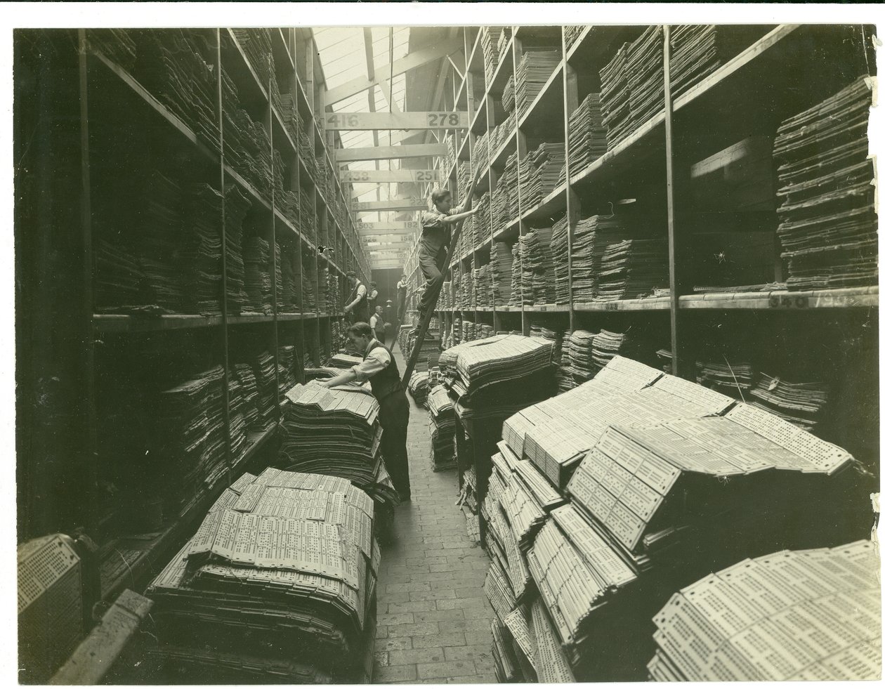 Partie de la salle des cartes Jacquard, usine de tapis, 1923 - English Photographer