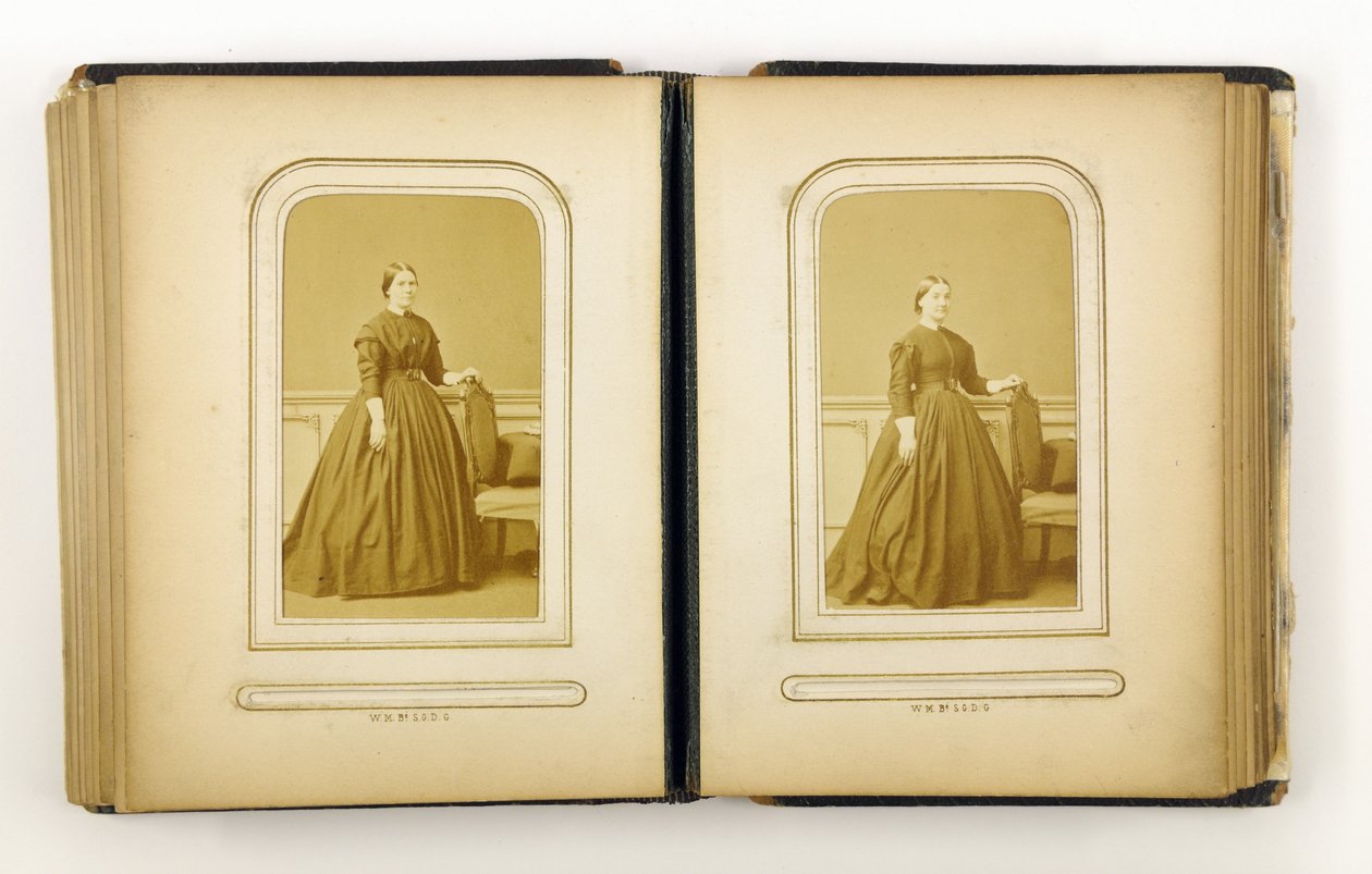 Album photo contenant 31 cartes de visite, 1867 - English Photographer