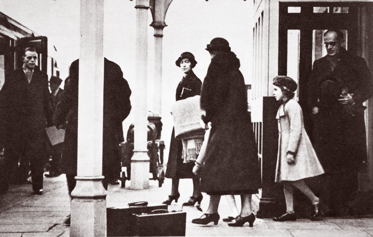 La princesse Elizabeth et la princesse Margaret Rose retournant à Londres, janvier 1936 - English Photographer