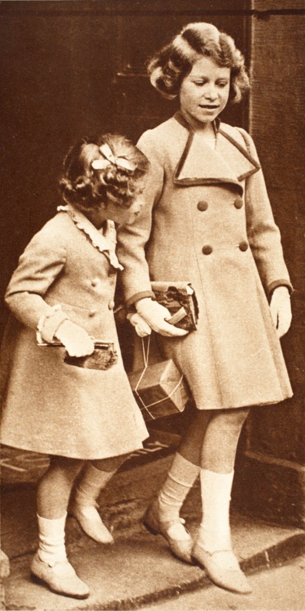 La princesse Elizabeth et sa sœur faisant du shopping - English Photographer