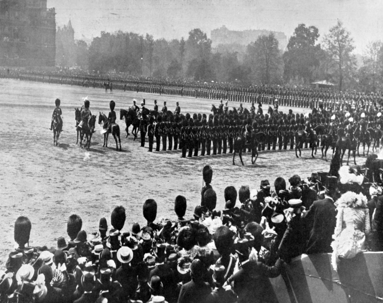 Jour de la reine Victoria - La présentation des couleurs aux Troisièmes Scots Guards, illustration de The King, 1er juin 1901 - English Photographer