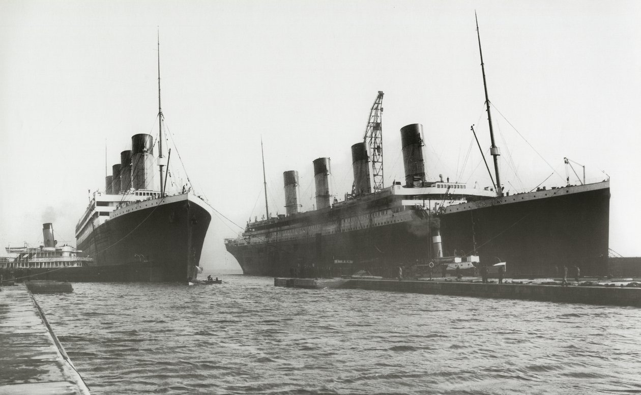 RMS Titanic déplacé hors de la cale sèche pour permettre à son navire ...