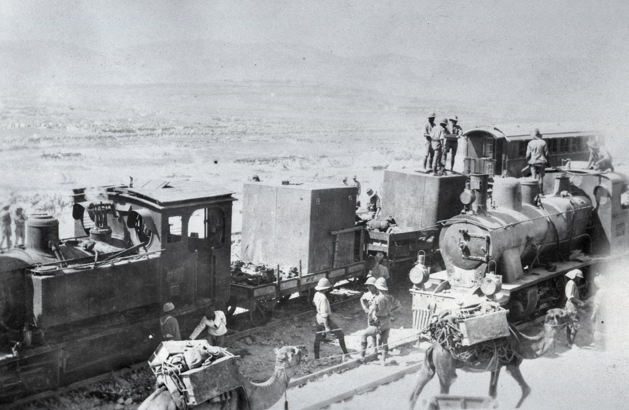 Locomotives ferroviaires avec des chameaux de ravitaillement en Mésopotamie pendant la Première Guerre mondiale, d