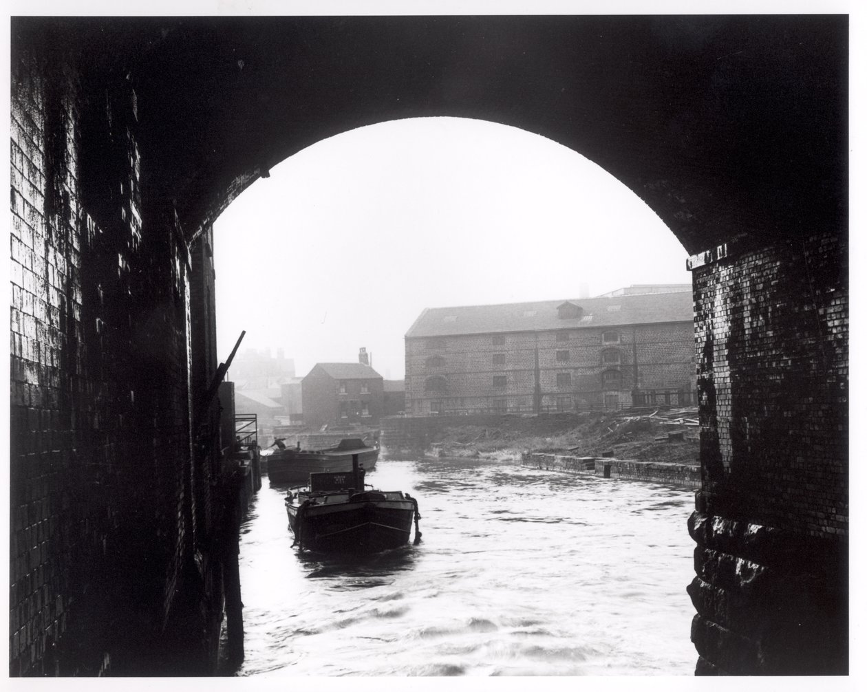 La rivière Aire vue des Dark Arches, Leeds, 1951 - English Photographer